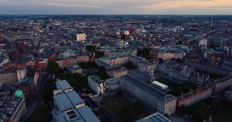 Aerial evening drone shot of trinity college grounds, Dublin, Ireland. Video stock 99632064