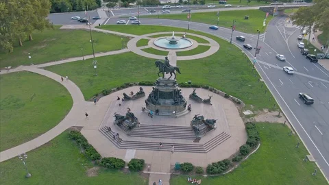 Aerial: Fairmount Park and the Oval Statue, Philadelphia, Pennsylvania, USA Stock Footage