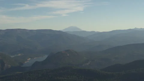Aerial far view of Mount Saint Helens and Rimrock lake in Washington in summer Vidéo 247805160