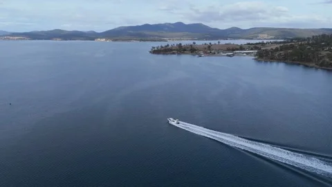 Aerial of a ferry crossing Triabunna waters toward Maria Island, Tasmania. 库存影片 332542380