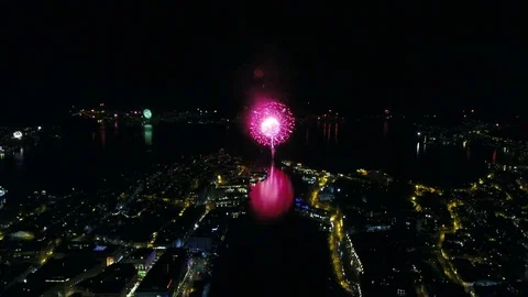 Aerial Fireworks with reflection in the sea Видео 73369002