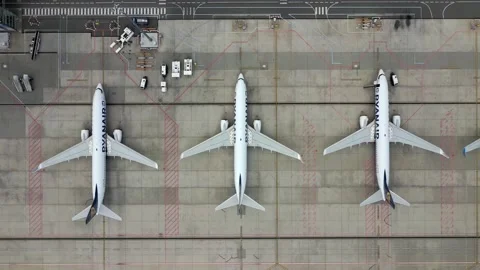 Aerial flat lay, top down view of airplanes parked on airport apron Vídeos de archivo 134654637