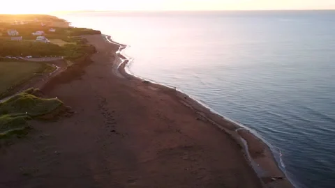 Aerial flight along red sandy beach and dunes, Prince Edward Island coastline Vidéo 340513515