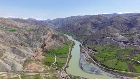 Aerial Flight Along River Toward Green Mountain Landscape Vídeos de archivo 344803801
