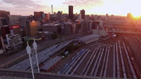 Aerial flight decending backwards over of Nelson Mandela Bridge at sunrise Vidéo 64807740
