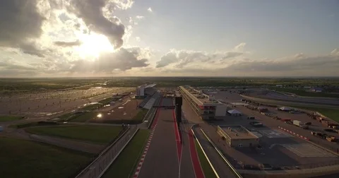Aerial flight down the straight of the Circuit of the Americas panning down to Stockbeeldmateriaal 77804536