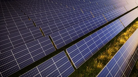 Aerial Flight Green Energy Solar Panel Farm At Sunset 動画素材 129083853