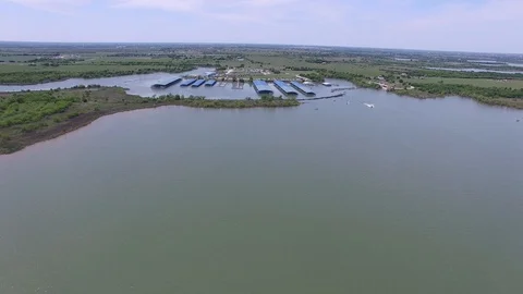 Aerial flight over Lake Ray Roberts near the Ray Roberts Marina. Stockbeeldmateriaal 89108541
