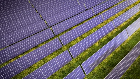 Aerial Flight Over Solar Panel Farm At Green Energy 動画素材 128715030