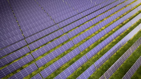 Aerial Flight Over Solar Panel Farm At Green Energy 動画素材 128715221