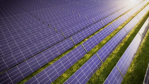 Aerial Flight Over Solar Panel Farm At Green Energy 動画素材 128815487
