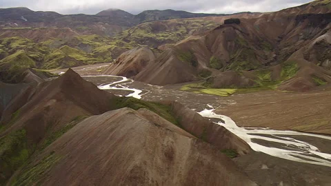 Aerial flight over volcanic river valley in Icelandic highlands Stock-Footage 333203562