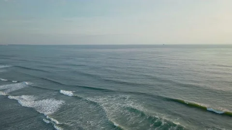 Aerial flight over waves and sea Vidéo 146992419