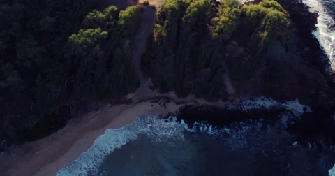 Aerial Flight Over White Sandy Beach and Beautiful Blue Ocean. Amazing Sunris Vidéo 56339523