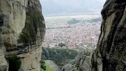 Aerial Flight Passing Through Meteora Rocks Vídeos de archivo 330933658