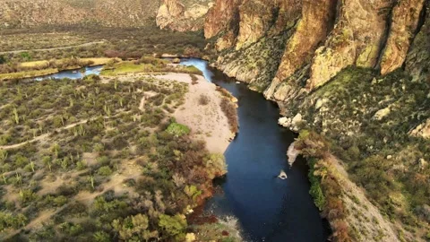 Aerial flight of the Salt River next to its steep Mountain Cliffs 스톡 동영상 170087310