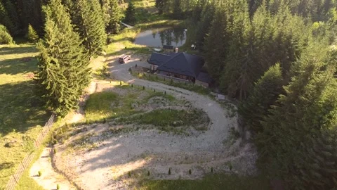 Aerial Flight towards Log House in the middle of the forest near mountain lake 스톡 동영상 218479213