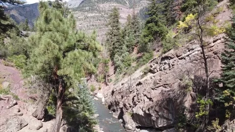 Aerial fly up from base of river to view of small mountain town Ouray, Colorado 스톡 동영상 162920589