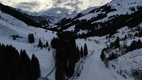 Aerial fly forward over winter mountains, Saalbach, Lengau, 4K 60fps Vídeos de archivo 329440352