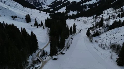 Aerial fly forward over winter mountains, Saalbach, Lengau, 4K 60fps Vídeos de archivo 329465019