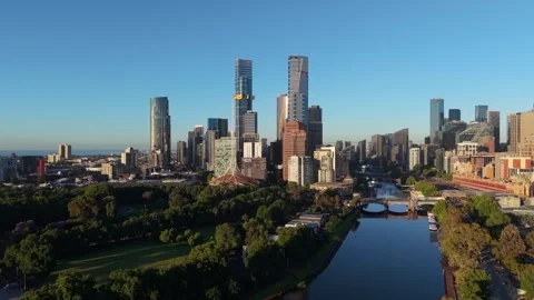 Aerial fly over Melbourne CBD skyline along Yarra river 스톡 동영상 325461877