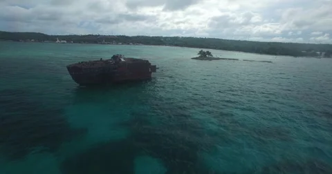 Aerial flyby of shipwreck towards shore Vídeos de archivo 65685953