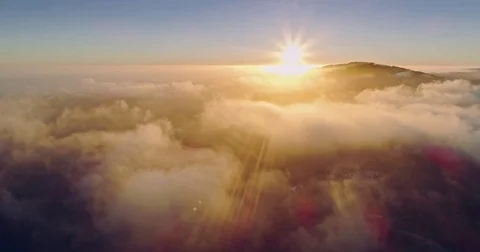Aerial: flying above the clouds at sunset in Silicon Valley, California, USA Vidéo 80295831