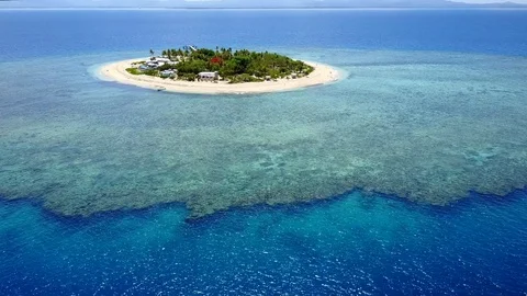 Aerial: Flying around the outer reef of island 库存影片 90638475