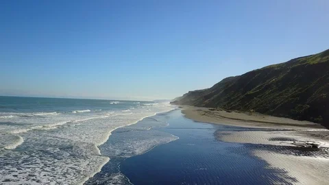 Aerial: flying backwards over wild New Zealand beach Vidéo 91056341