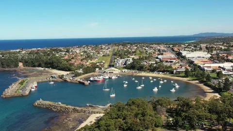 Aerial flying down to Ulladulla town harbour on South coast of Australia as 4k. Vidéo 183603947