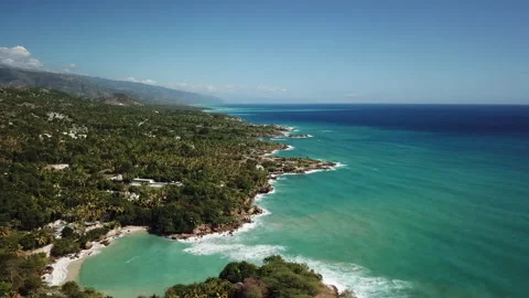 Aerial Flying Forward Over Turquoise Water Along Haiti Coast Vídeo Stock 147293540