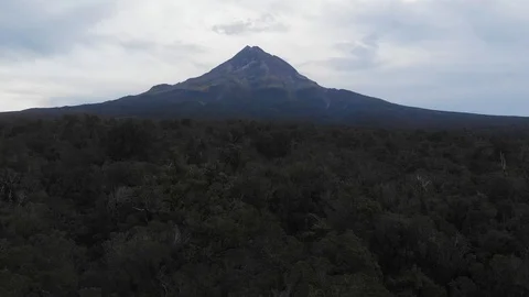 Aerial flying over the native forest on Mt Taranaki / Mt Egmont New Zealand Stockbeeldmateriaal 127838008