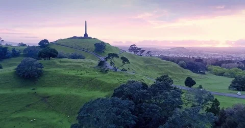 Aerial: flying over One Tree Hill Volcano in Auckland, New Zealand 스톡 동영상 83797631