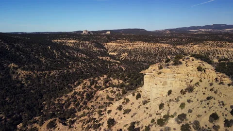 Aerial - Flying over remote desert mountains 스톡 동영상 157436587