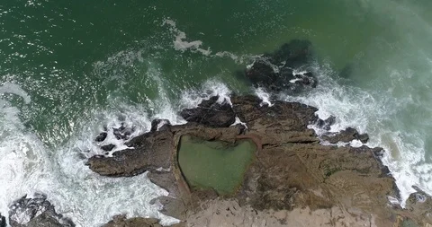 Aerial Flying In toward Tide Pool In Laguna Beach California 60 Frames Per Secon Stockbeeldmateriaal 89035580