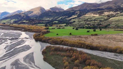 Aerial Flyover of Braided Mountain Stream and Lush Valley Vídeos de archivo 318778445