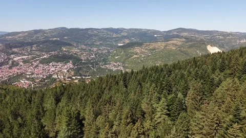 Aerial Flyover of Evergreen Pine Forest on Trebevic Mountain Revealing Sarajevo  Vídeo Stock 342715772