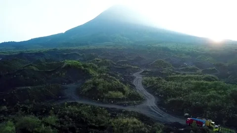 Aerial flyover hilly sand mining area with loading trucks in front of Vidéo 209935594