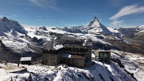 Aerial flyover over Gornergrat observatory in Zermatt, Switzerland with a view Vidéo 334641390