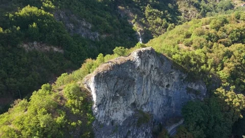 Aerial Flyover of Rock Wall with Fleur-de-Lis Flag Above Dariva  Vídeo Stock 342716071