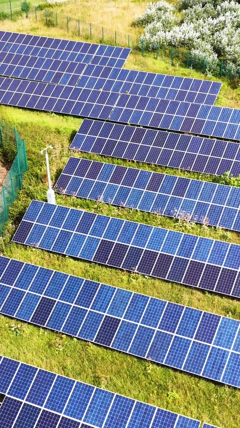 Aerial Flyover of Solar Panel Array in Dundee, Scotland Stock Footage 321851105