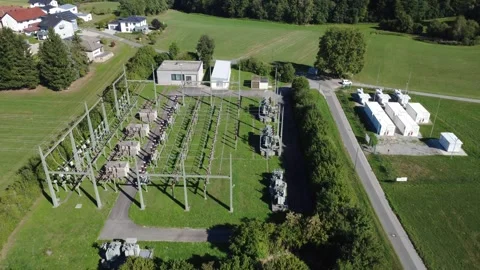 Aerial flyover of solar panels, battery storage and electrical substation Vídeo Stock 344822613