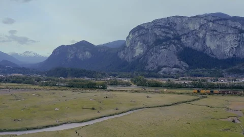 Aerial flyover towards mountain range in Squamish, BC Видео 111947612