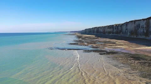 Aerial footage captures the dramatic white chalk cliffs and expansive coastline 動画素材 346665748