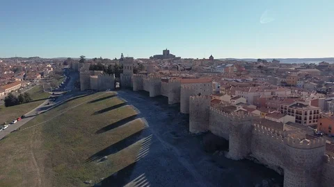 Aerial footage flying back above the Walls of Avila with frost in the shadow Video stock 123726839