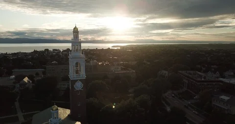 Aerial footage of sunset over Downtown Burlington Lake Champlain, Vermont Vidéo 95206053