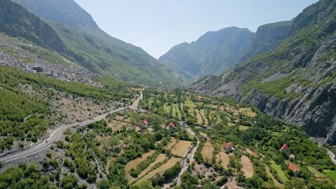 Aerial forward and upward flight over a scenic valley along SH20 road in Albania 库存影片 335652197