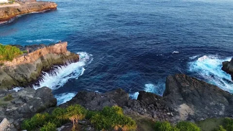 Aerial Forward Drone View of Ocean Waves Crashing on Nusa Ceningan Cliff Vídeos de archivo 345827152