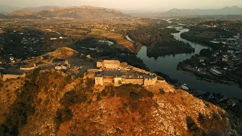 Aerial forward flight over Rozafa Castle in Shkodra Albania at sunset 库存影片 333461181