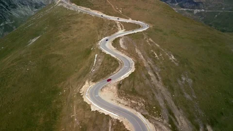 Aerial forward flight over winding Transalpina mountain road in Romania. 库存影片 335652221